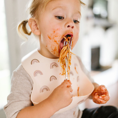 BPA İçermeyen Yumuşak Silikon Önlükler Suya Dayanıklı Yıkanabilir Besleme İçin Rahat Bebek Önlüğü